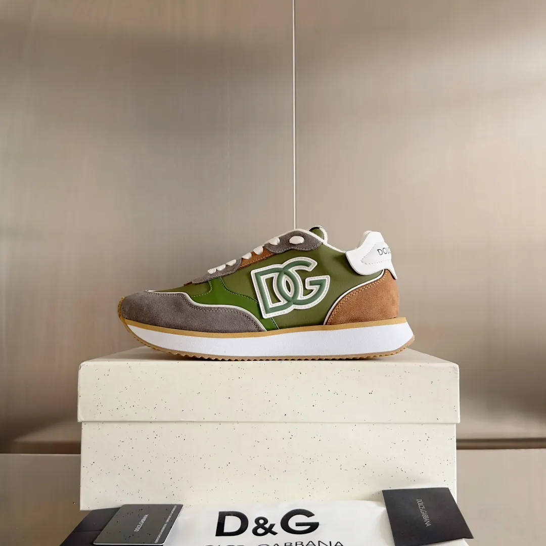 Factory price: 458💰D&G's latest Cushion series casual sports shoes, dad shoes, running shoes, original purchase and development, production, handmade, but always looking to the future. The new Cushion sneakers feature a two-tone suede upper accented by a mesh contrasting printed DG cross logo on the side. The lightweight, grippy rubber outsole adopts an innovative design to provide excellent performance, and the jacquard label adds timeless style. Exquisite packaging at the delivery counter🛍📦 ▪️ Fabric: Original custom-made first-layer cowhide ▪️ Lining: Original custom-made breathable towel lining ▪️ Sole: Original open-molded rubber material ▪️ Bottom thickness: 3.5CM ▪️ Size: Men's 38-45